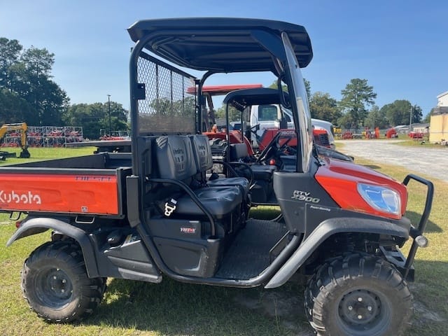 Used Kubota RTV-X900WL-A with top and windshield